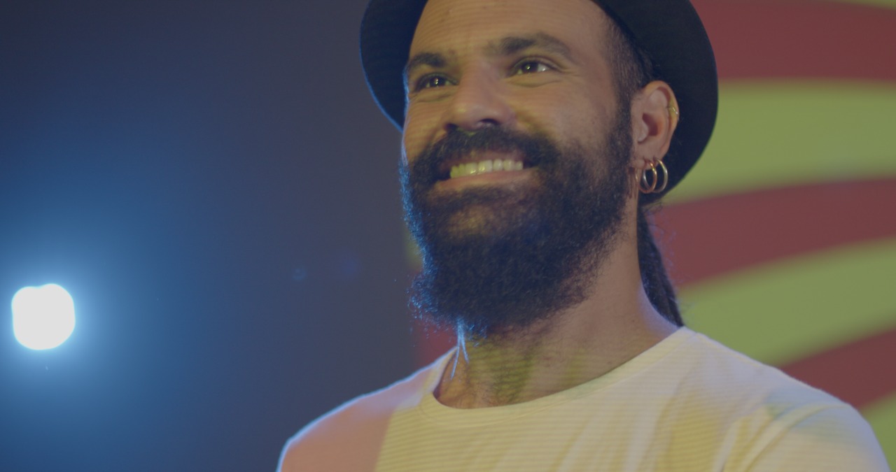 O artista Luís Eduardo mostrou seu talento em uma linda performance com malabares